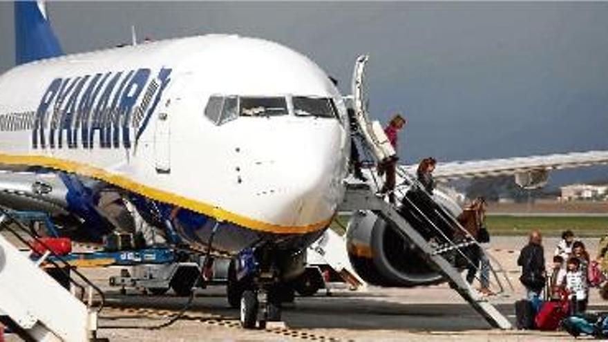 Un aparell de l&#039;aerolínia de baix cost a les pistes de Vilobí d&#039;Onyar, en una imatge d&#039;arxiu.