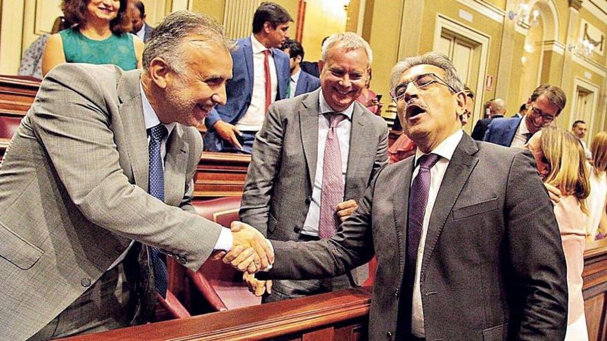 Torres estrecha la mano de su vicepresidente durante el debate de investidura celebrado al final de la pasada semana.