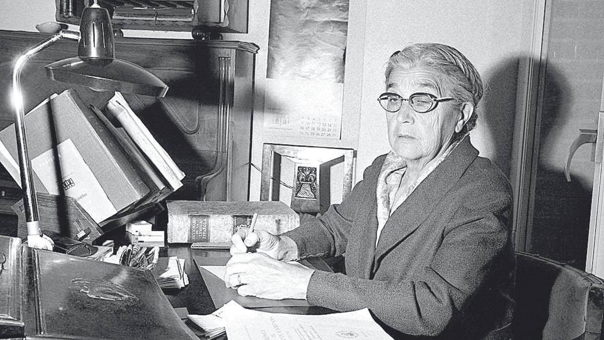 María Moliner, en su despacho.