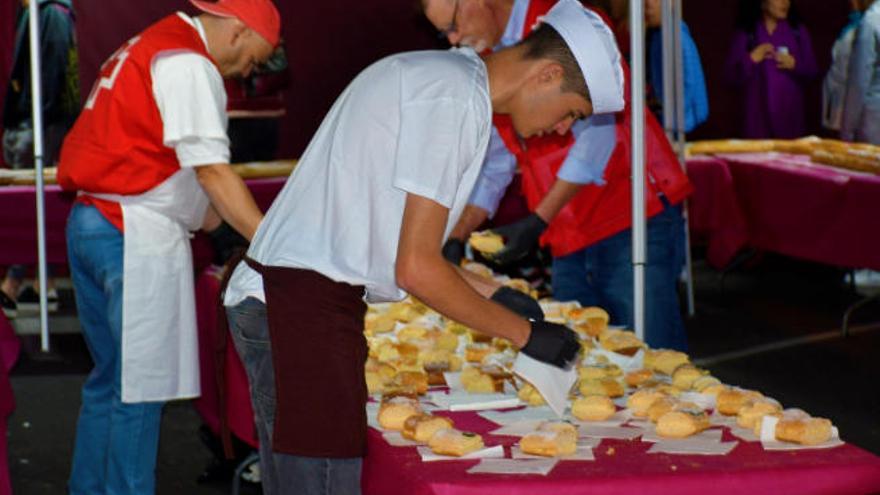 Un momento del reparto del roscón de Reyes.