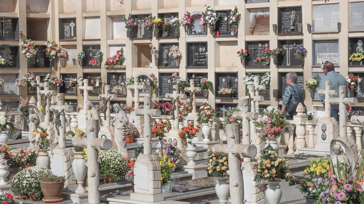 Tumbas y nichos en un cementerio de la provincia.