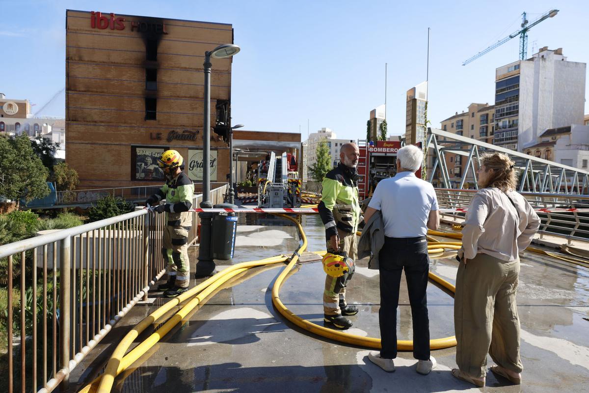 Pese a lograr la extinción del incendio, los bomberos continúan con labores de refresco para evitar que el fuego se pueda reactivar.
