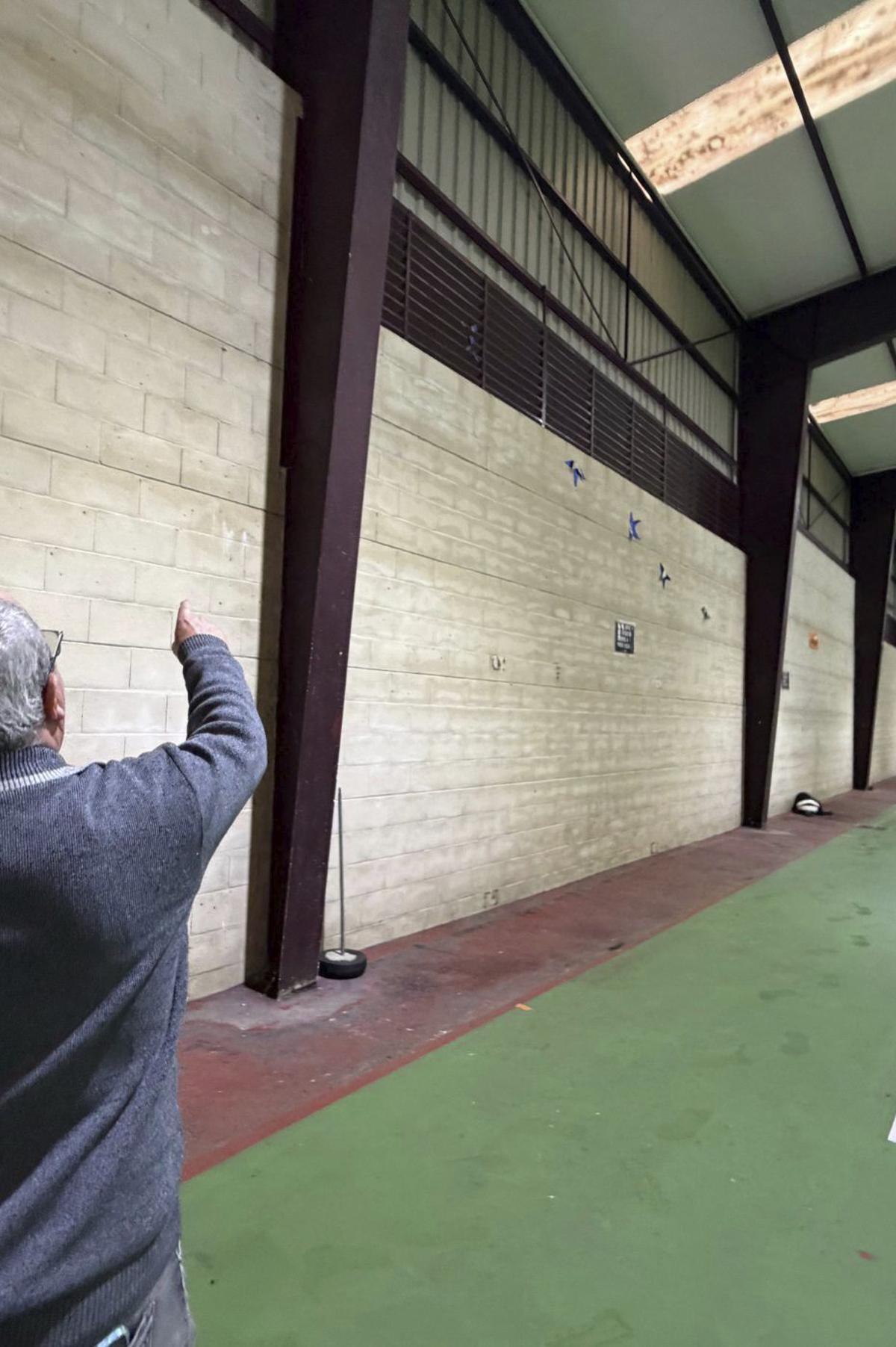 Un operario municipal muestra daños en la estructura de San Roque | G.NÚÑEZ