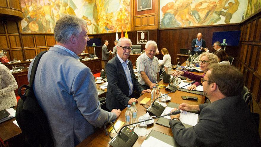 Consejeros del gobierno insular al inicio del Pleno del Cabildo, ayer en la Casa Palacio.