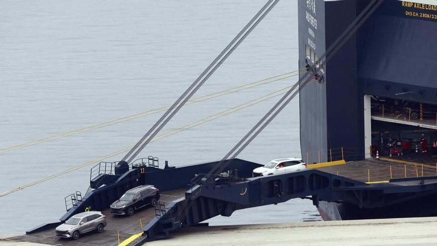 Defensa avala la fábrica de coches chinos en Galicia para despejar el miedo al espionaje