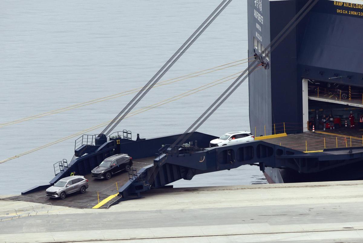 Desembarco de coches MG de SAIC en el puerto de Ferrol el pasado julio.