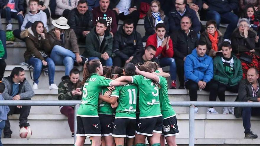 Las jugadoras del Moderno celebran uno de sus goles.