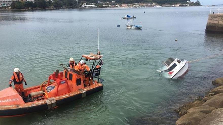 Recuperan una embarcación hundida esta mañana en el puerto de Bueu