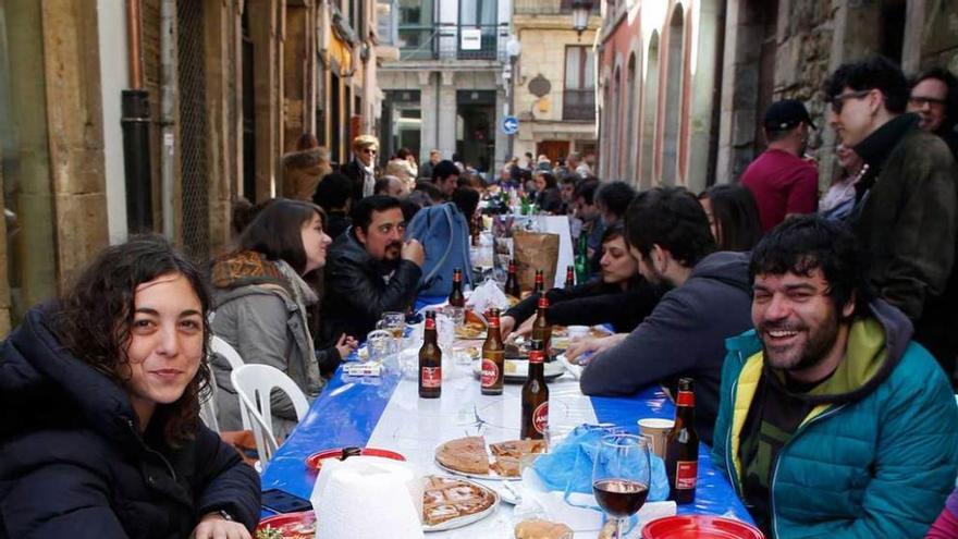 Por la izquierda, Mariví Monteserín, Marc Vigil y Ana Hevia, ayer, poco antes de ponerse a comer.