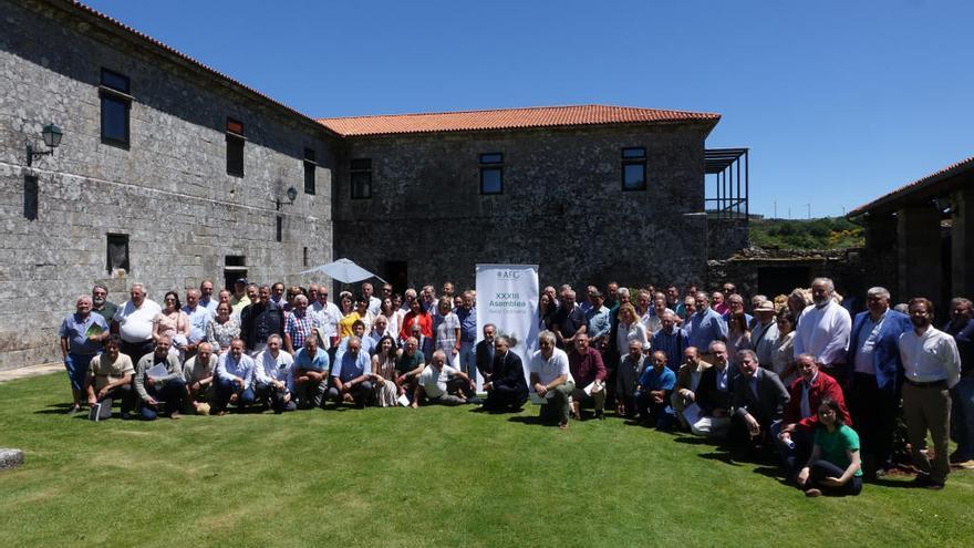 Foto de familia de los asistentes, hoy, a la asamblea general de la Asociación Forestal de Galicia en el Mosteiro de Aciveiro (Forcarei).