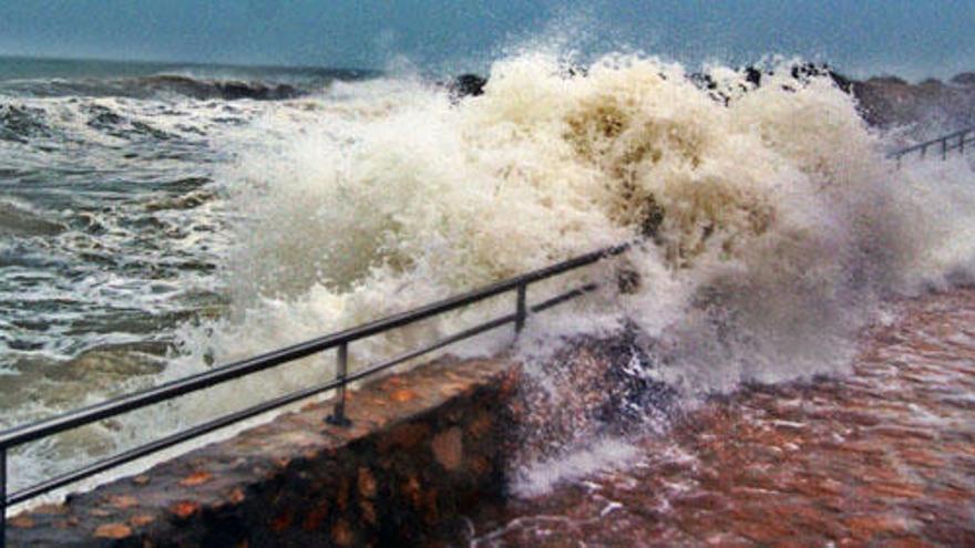 La playa dels Cossís, en Vinaròs, fue sacudida por el temporal.