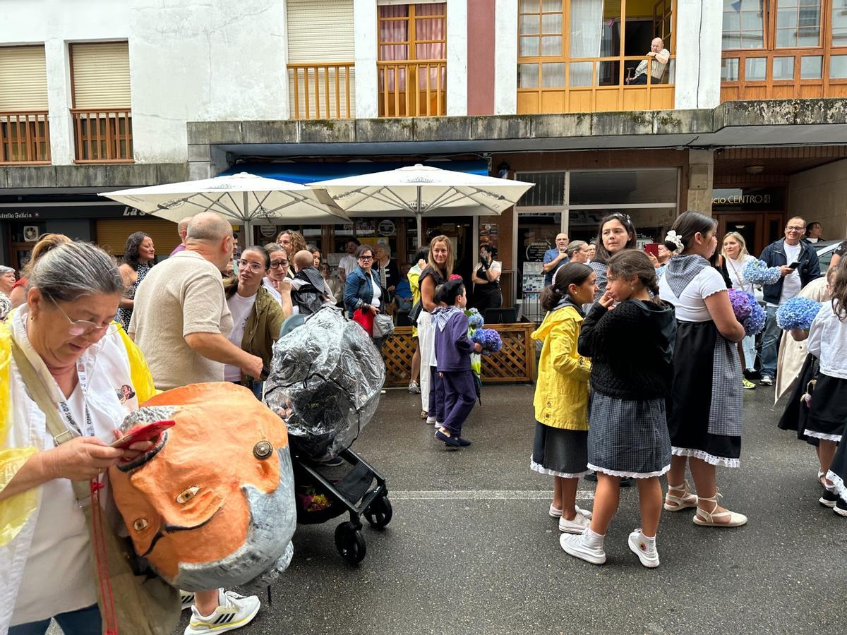 El desfile más esperado en Cudillero: gaitas, bailes 'pixuatus' y gigantes y cabezudos de Murcia