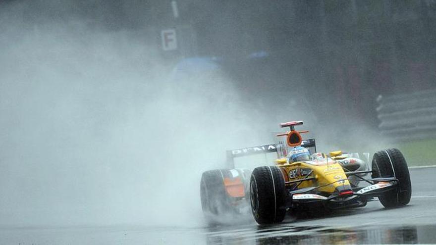 El piloto español de Fórmula Uno Fernando Alonso, de la escudería Ranault, en acción durante la tercera sesión clasificatoria del Gran Premio de Italia que se disputa en el circuito de Monza, Italia.