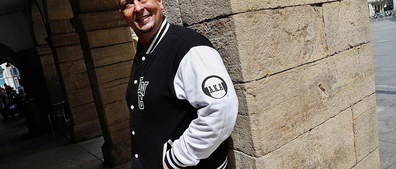 Joseba Fernández, organizador de la Liga Nacional de Graffiti, ayer, en la plaza de España de Avilés. | Mara Villamuza