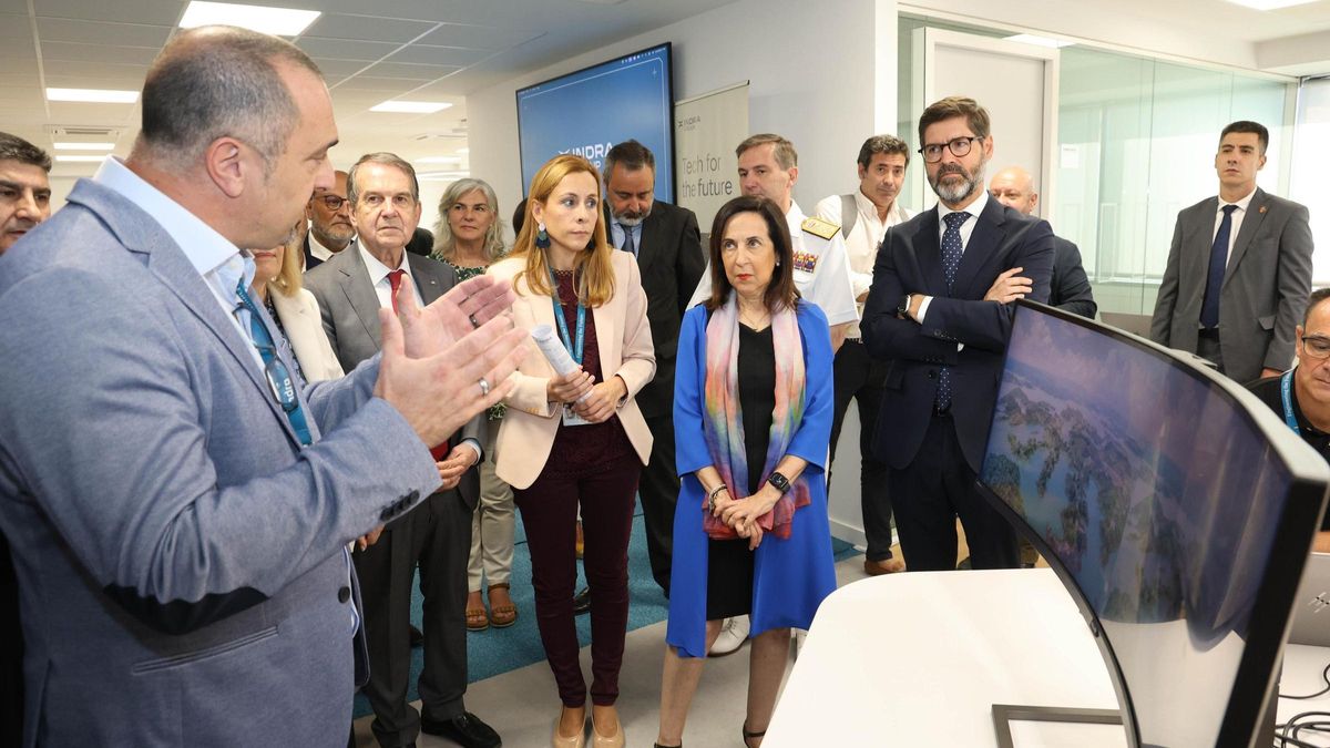 La ministra de Defensa, Margarita Robles, visita la sede de Indra en Vigo.