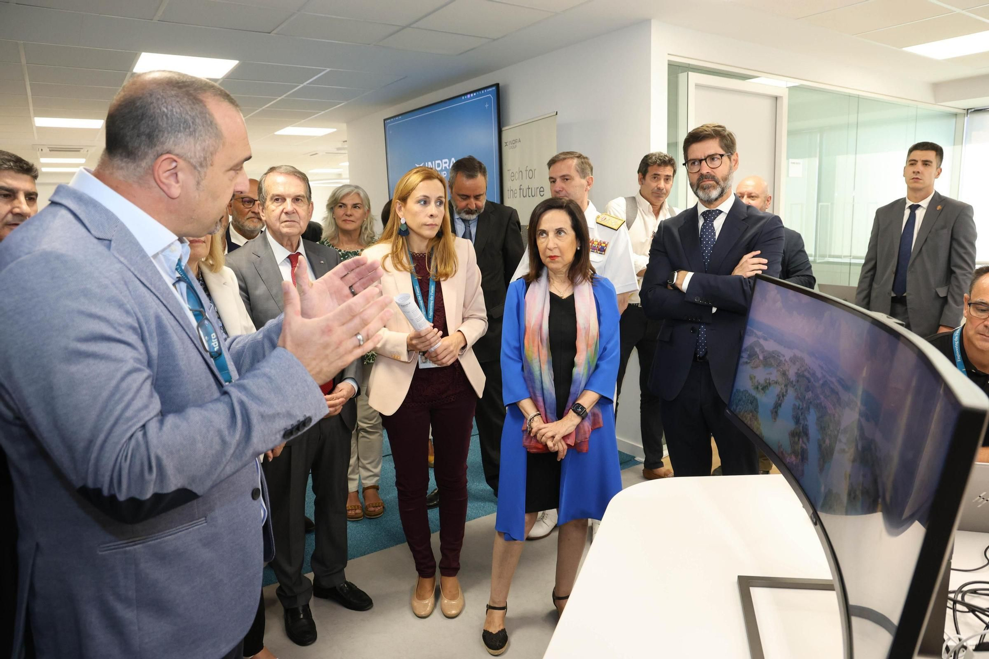 La ministra de Defensa, Margarita Robles, visita la sede de Indra en Vigo