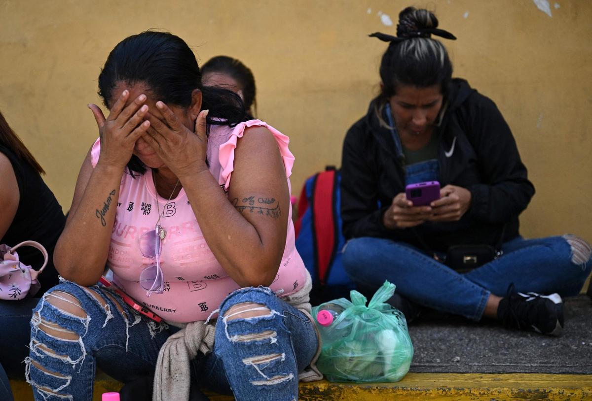 Familiares de personas detenidas durante las últimas protestas en Venezuela esperan noticias de la policía