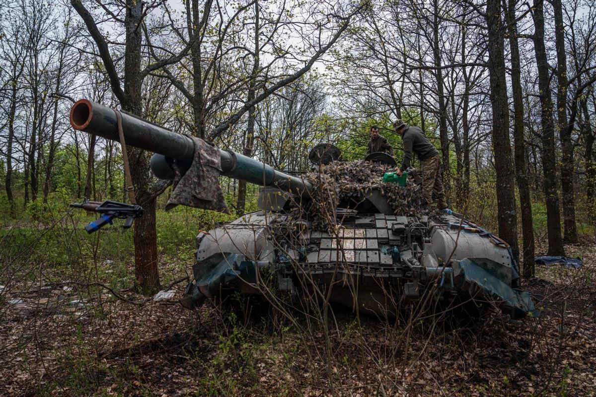 Soldados ucranianos preparan un tanque cerca de la ciudad de Bajmut, en la región de Donetsk.