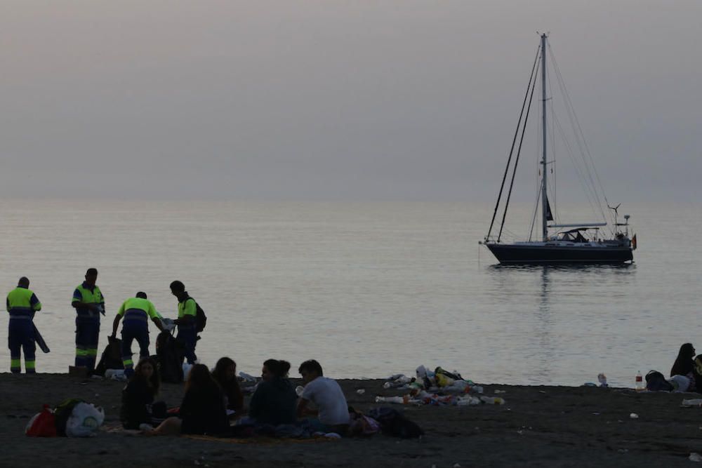 Así quedaron las playas tras la Noche de San Juan.