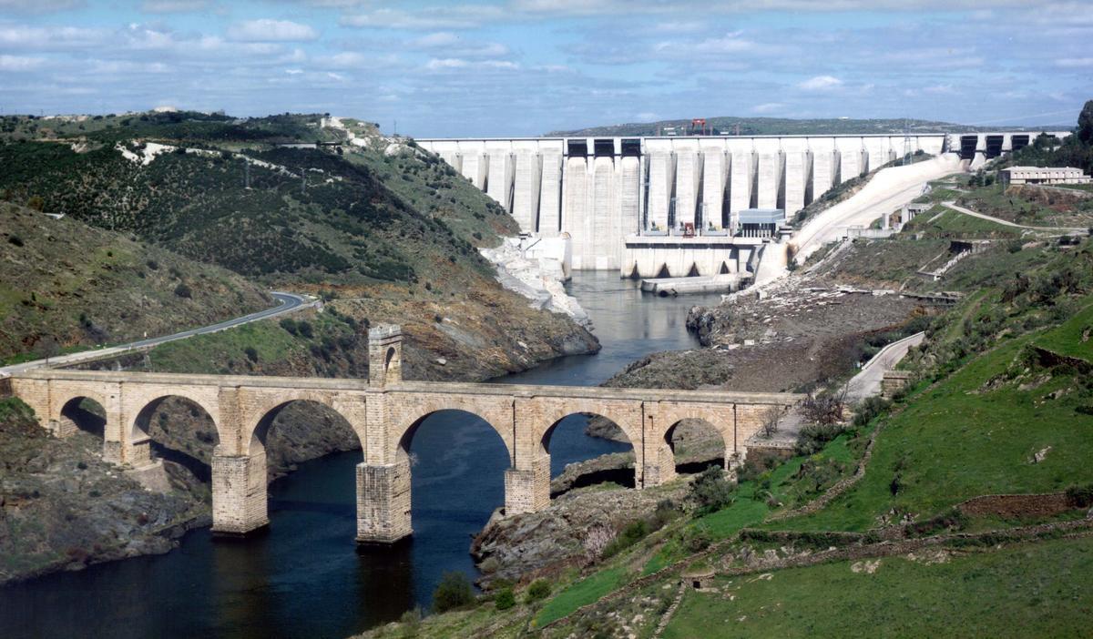 Central hidroeléctrica en el río Tajo