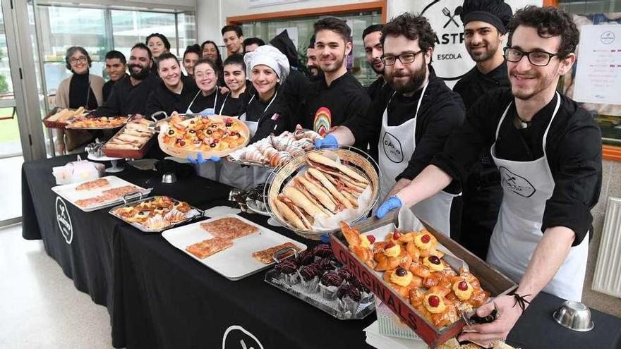 Alumnos participantes na miniempresa &#039;Gastroescola&#039; amosan algúns dos produtos que venden.