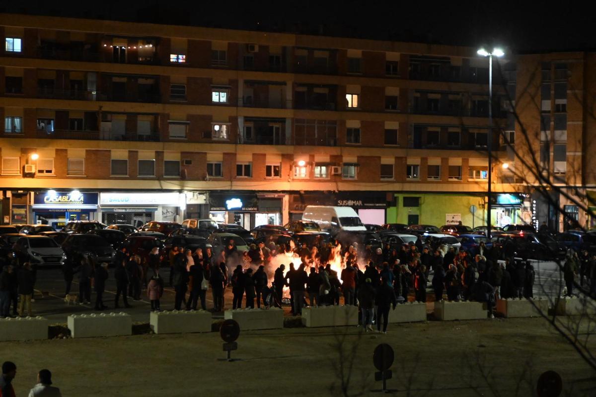 En imágenes | Los barrios de Casablanca y San Juan de Mozarrifar prenden sus hogueras de San Antón