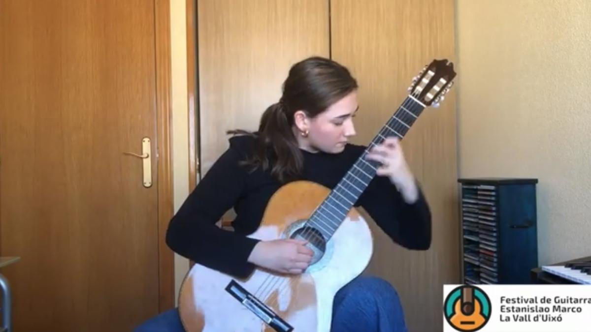 Irene García Escoín, ganadora de la Categoría B en el concurso virtual de guitarra de la Asociación Estanislao Marco