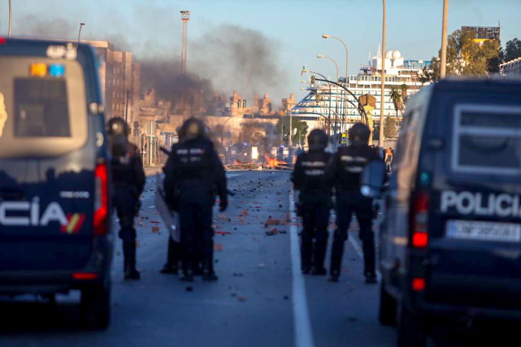 Fuerzas de seguridad ante las protestas del sector del metal de Cádiz.