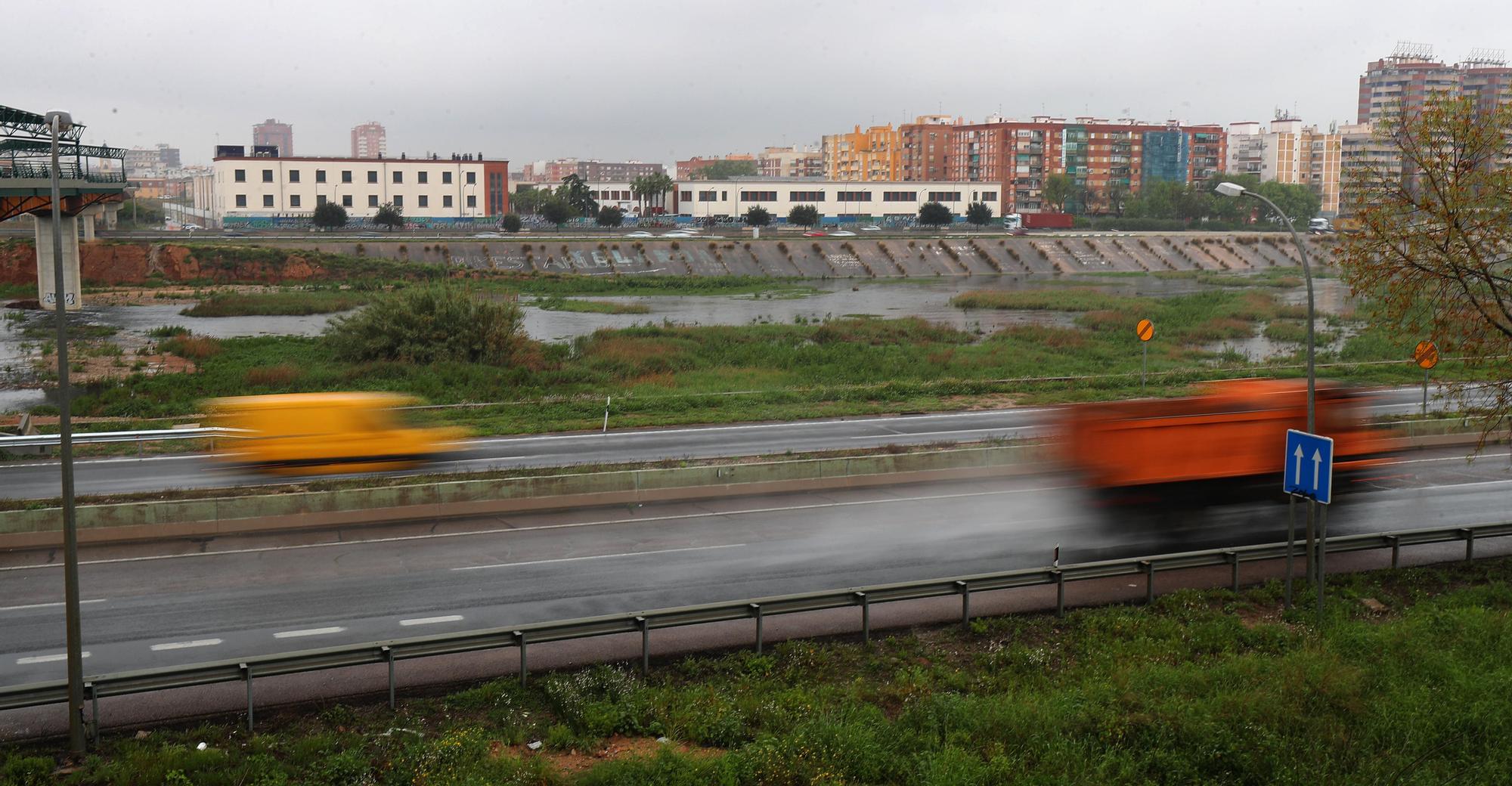 El nuevo cauce del Río Turia lleno, de nuevo, por el temporal de lluvias en València