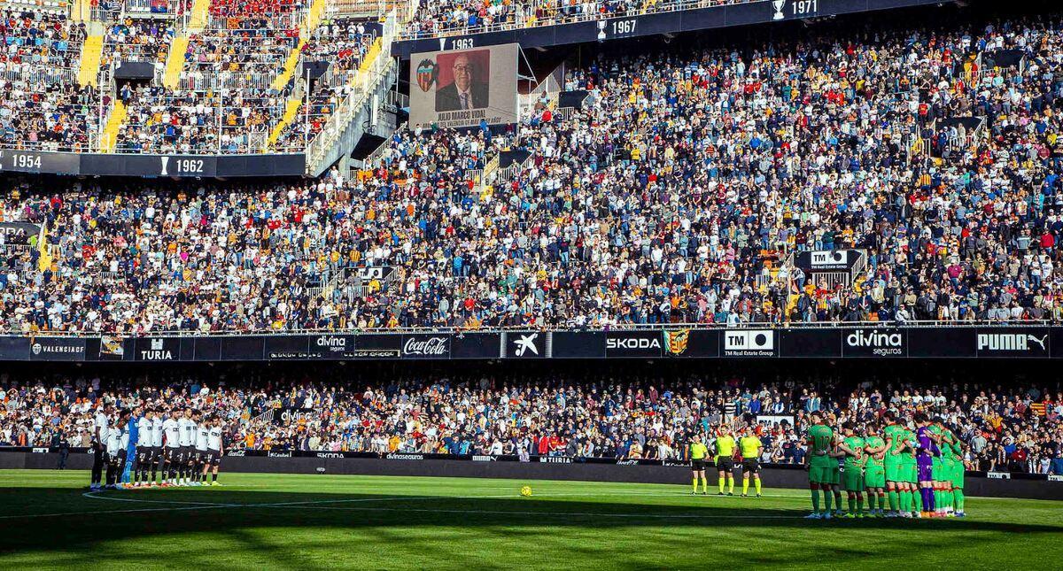Valencia y Osasuna en minuto de silencio previo al partido