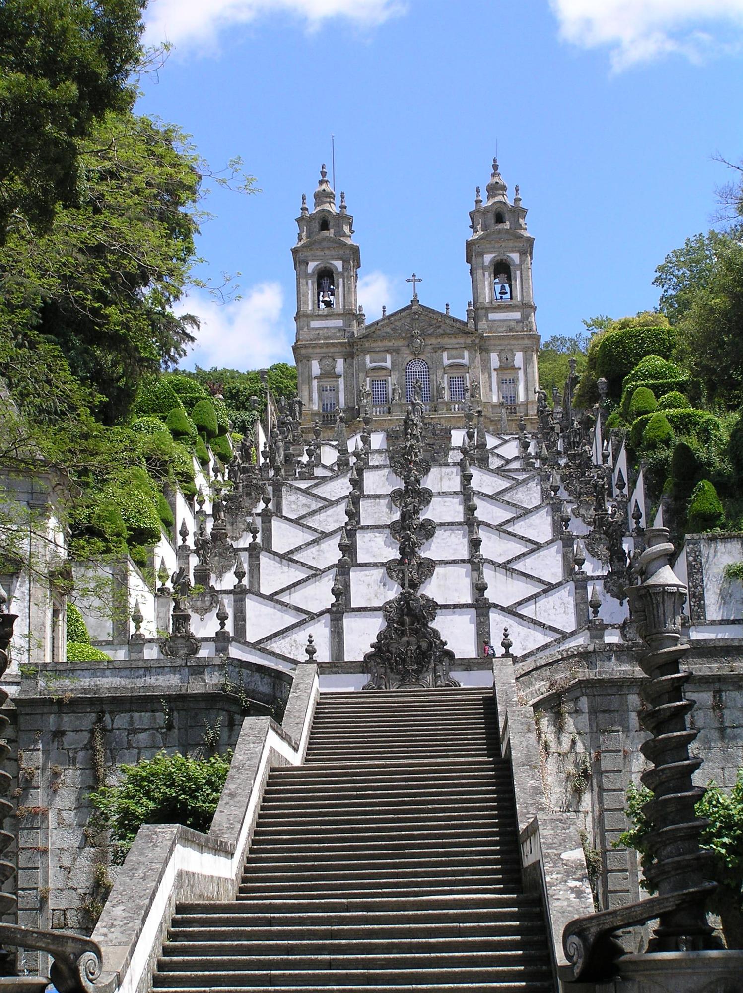 Doble tramo de escaleras al Santuario de Bom Jesus do Monte