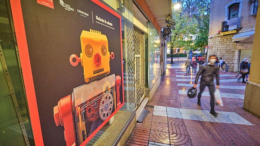 Les imatges de grans dimensions són un reclam en el recorregut comercial del centre de Figueres.