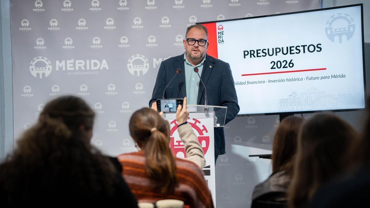 El alcalde, Antonio Rodríguez Osuna, en su intervención de este miércoles ante la prensa.
