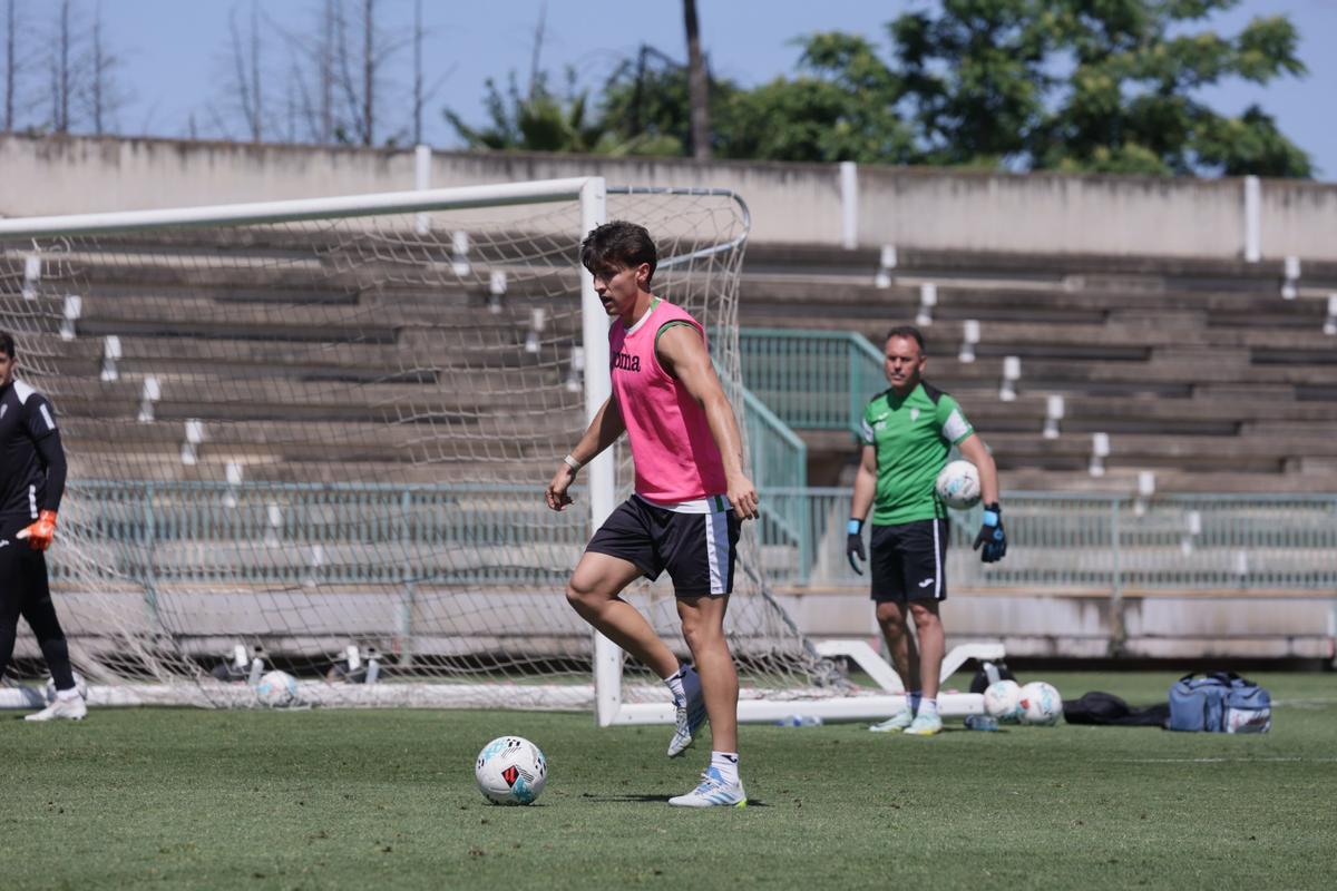 Alberto del Moral controla el esférico durante un entrenamiento de esta semana en la Ciudad Deportiva.