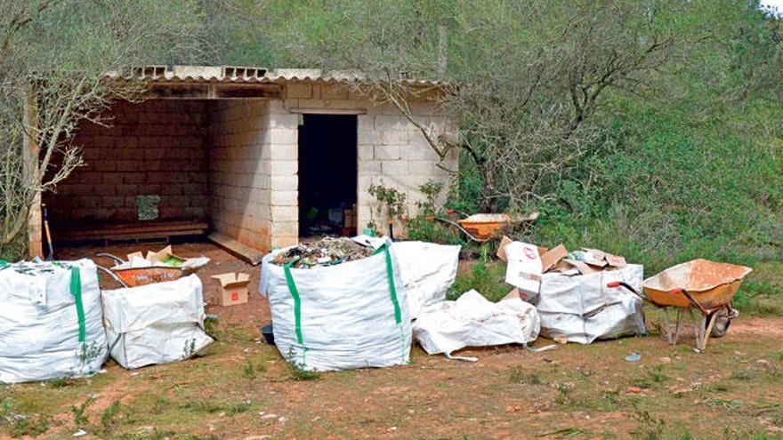 Las sacos, frente la barraca con la basura recogida.