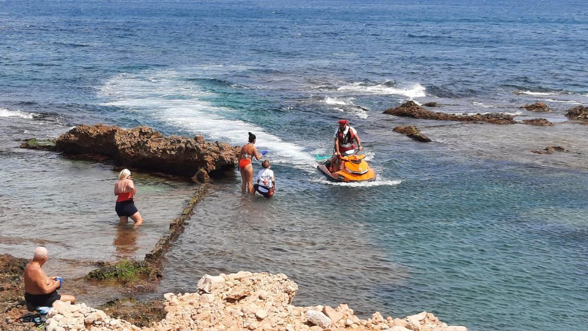 La moto de rescate de la Cruz Roja de Dénia al llegar a la Cova Tallada