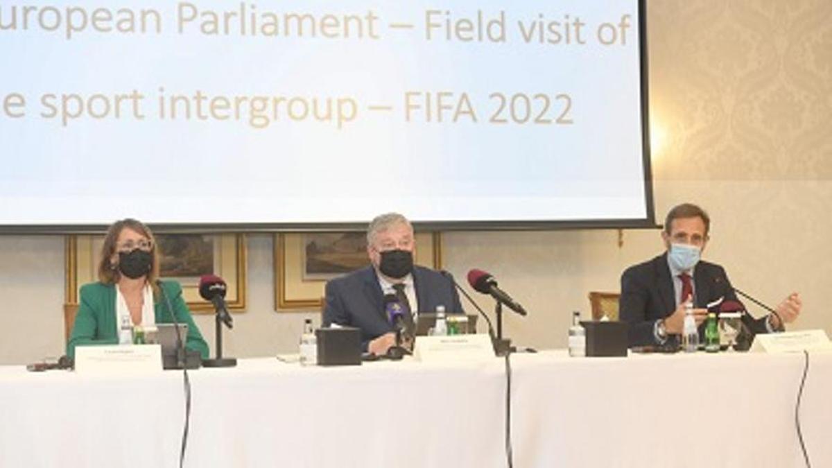 Tarabella (centro), junto a Bauzá en la conferencia de prensa para loar a Qatar.