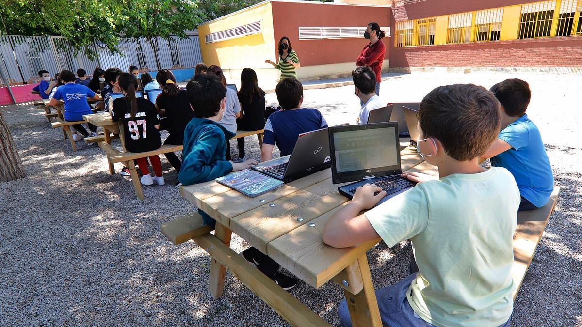 Alumnos de Primaria, con portátiles, en un colegiode Murcia.