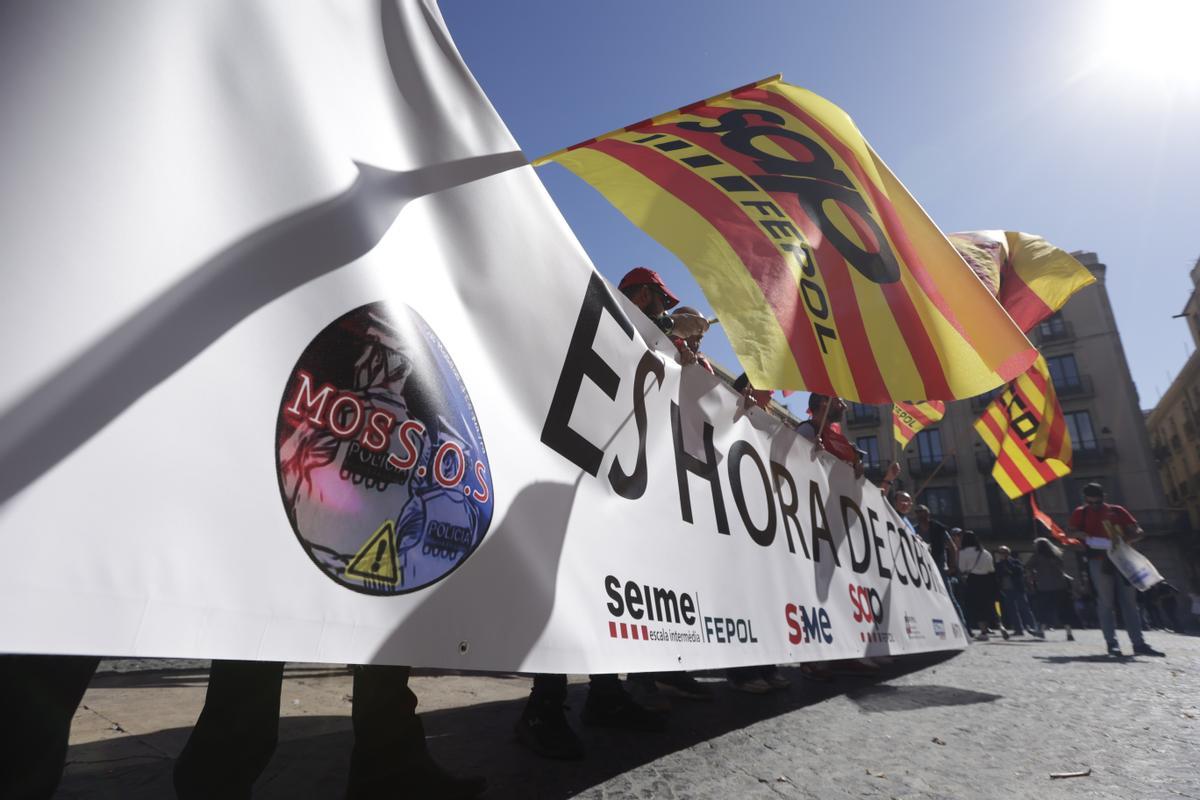 Protesta de los Mossos a las puertas de Palau para exigir mejoras laborales