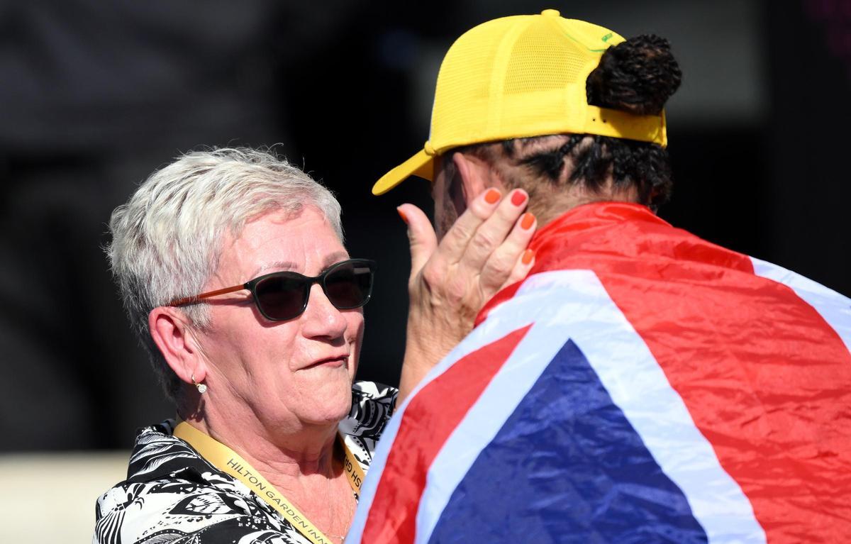 Lewis Hamilton habla con su madre tras la victoria en Silverstone.