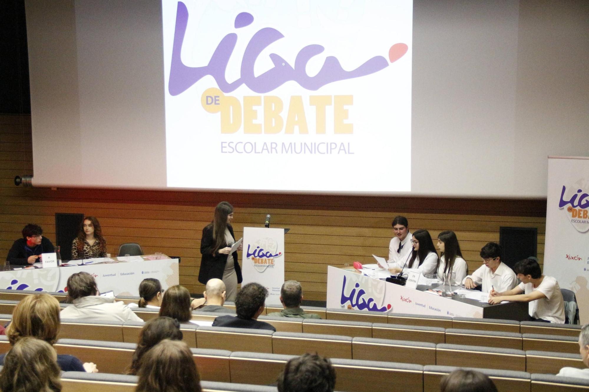 La semifinal de la Liga de Debate Escolar Municipal de Gijón, en imágenes