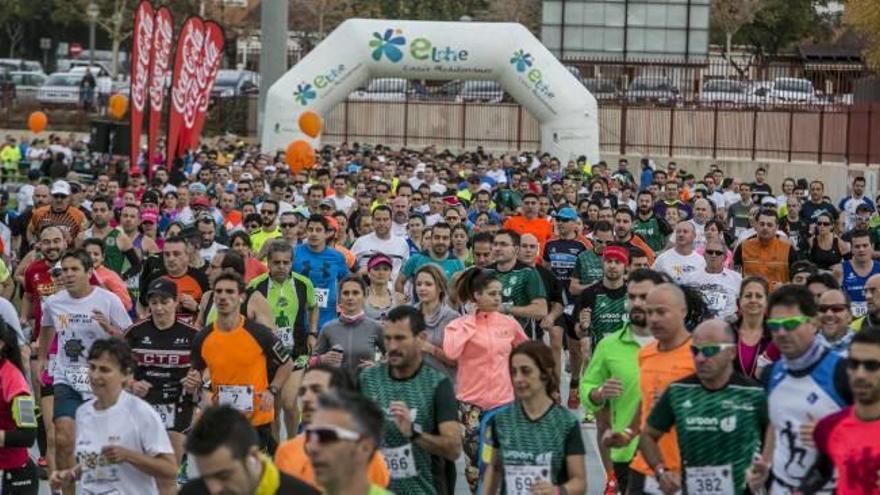 Imagen de los más de 1.200 corredores que tomaron la salida, ayer, desde la pista de atletismo Manolo Jaén de Elche.