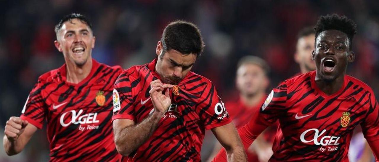 Abdón se besa el escudo del Mallorca, tras anotar el tanto del triunfo frente al Valladolid.