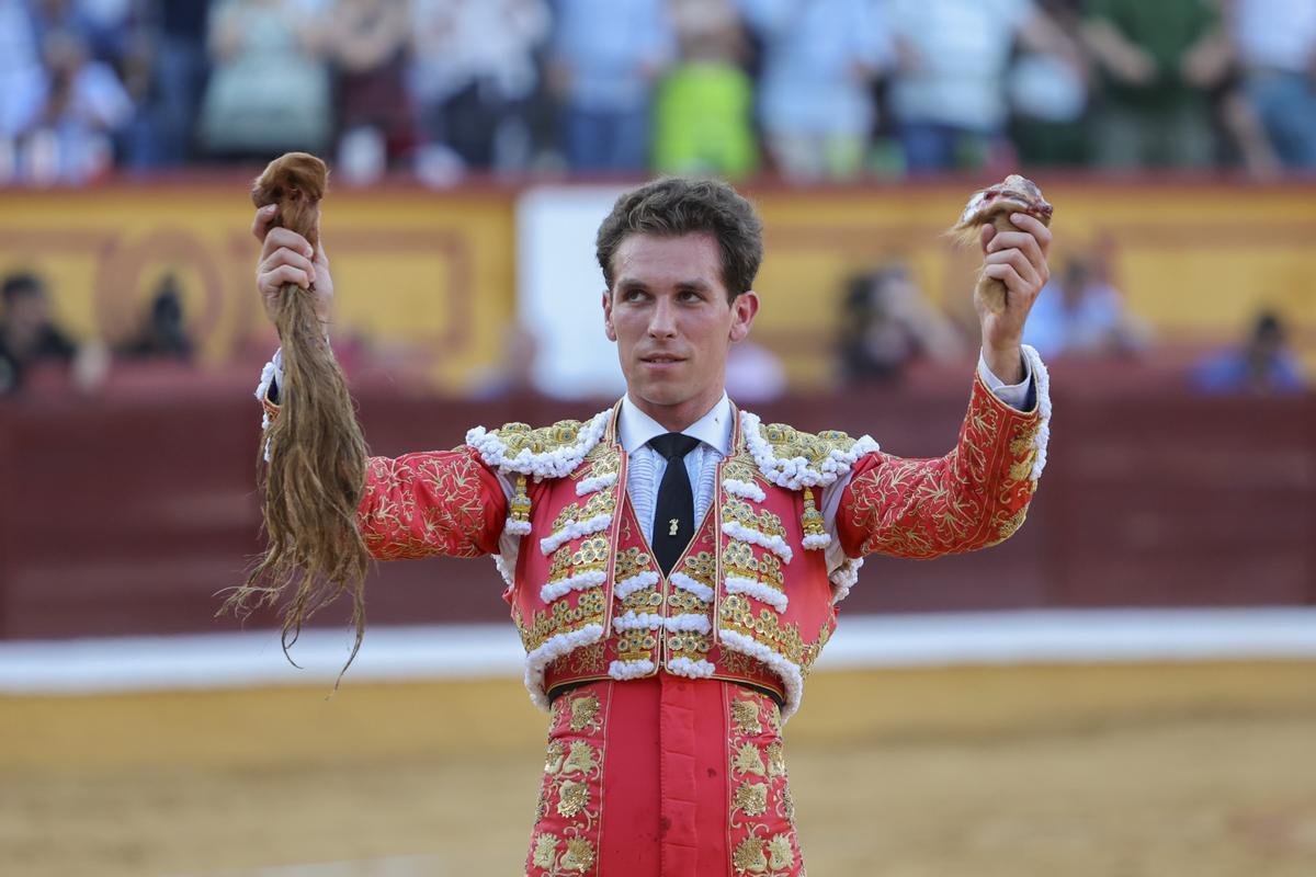 Ginés Marín saluda con sus dos orejas y rabo.