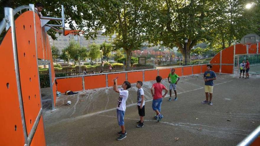 Varios niños en las nuevas pistas instaladas en Barcelos. // G. Santos
