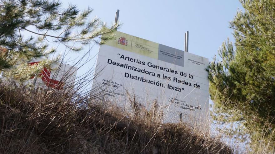 Depósito de las arterias de la desalinizadora en Sant Rafel. | JUAN A. RIERA