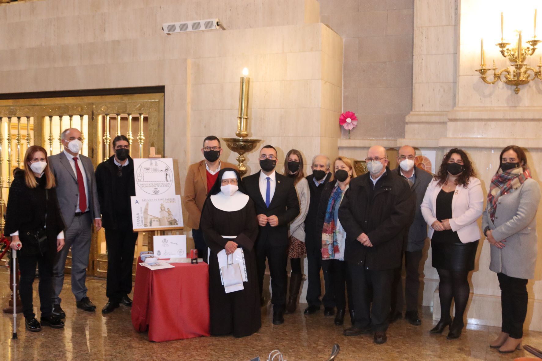 Autoridades, representantes del Ayuntamiento y de la Fundación de Sant Pasqual, vecinos y coleccionistas posaron junto a la imagen del matasellos turístico.