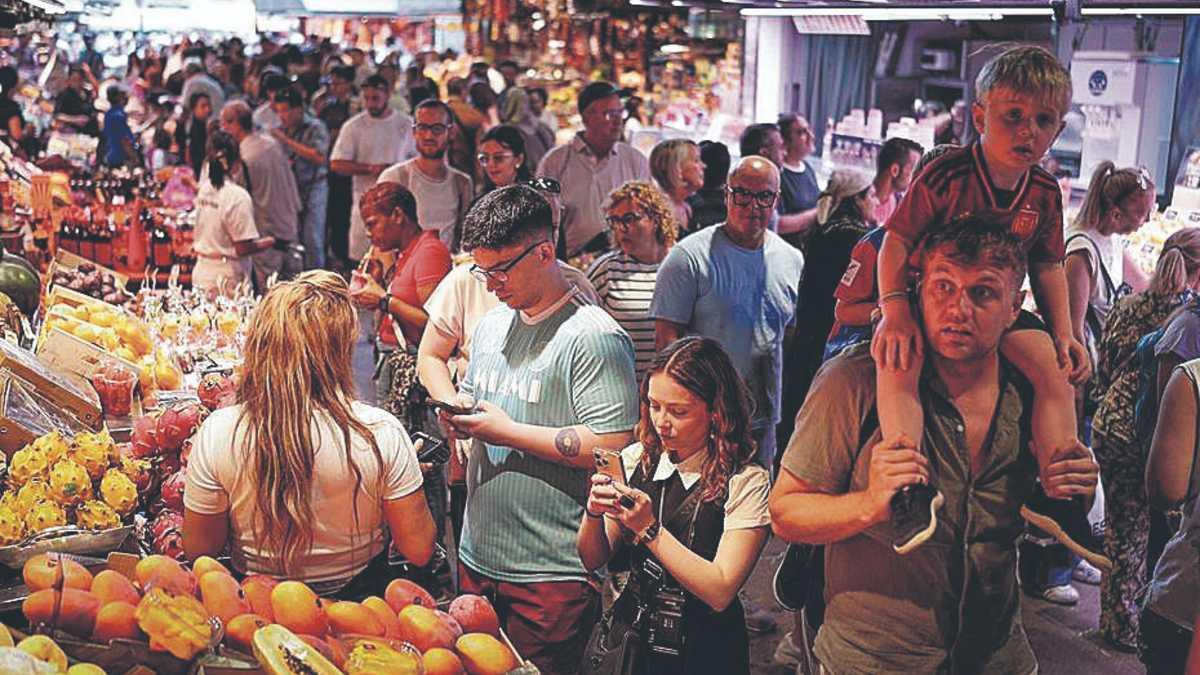 Una parada de fruites en un mercat català, en una imatge d'arxiu.