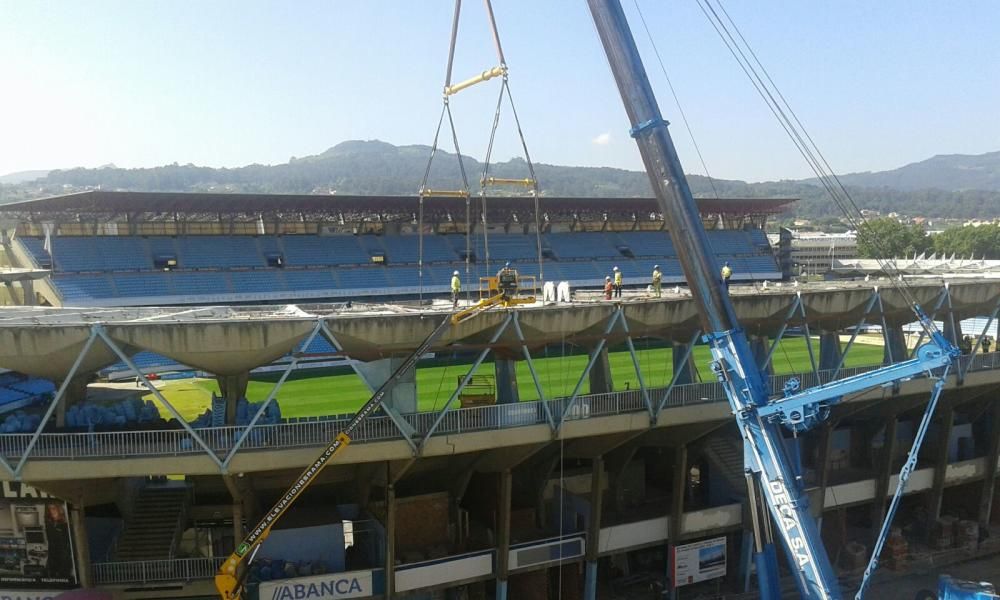 Continúan los trabajos de desmontado de la grada de Tribuna del Estadio Municipal de Balaídos