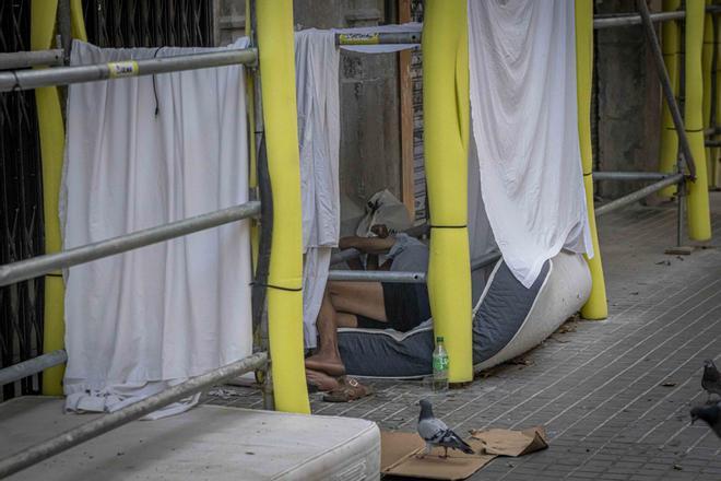 Presión de comercios, hoteles y vecinos para frenar la degradación de la calle Trafalgar de Barcelona